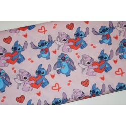   
                                    Tecido do Stich com corações
                              